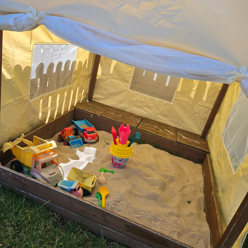 Sandkasten mit Sonnenschutz